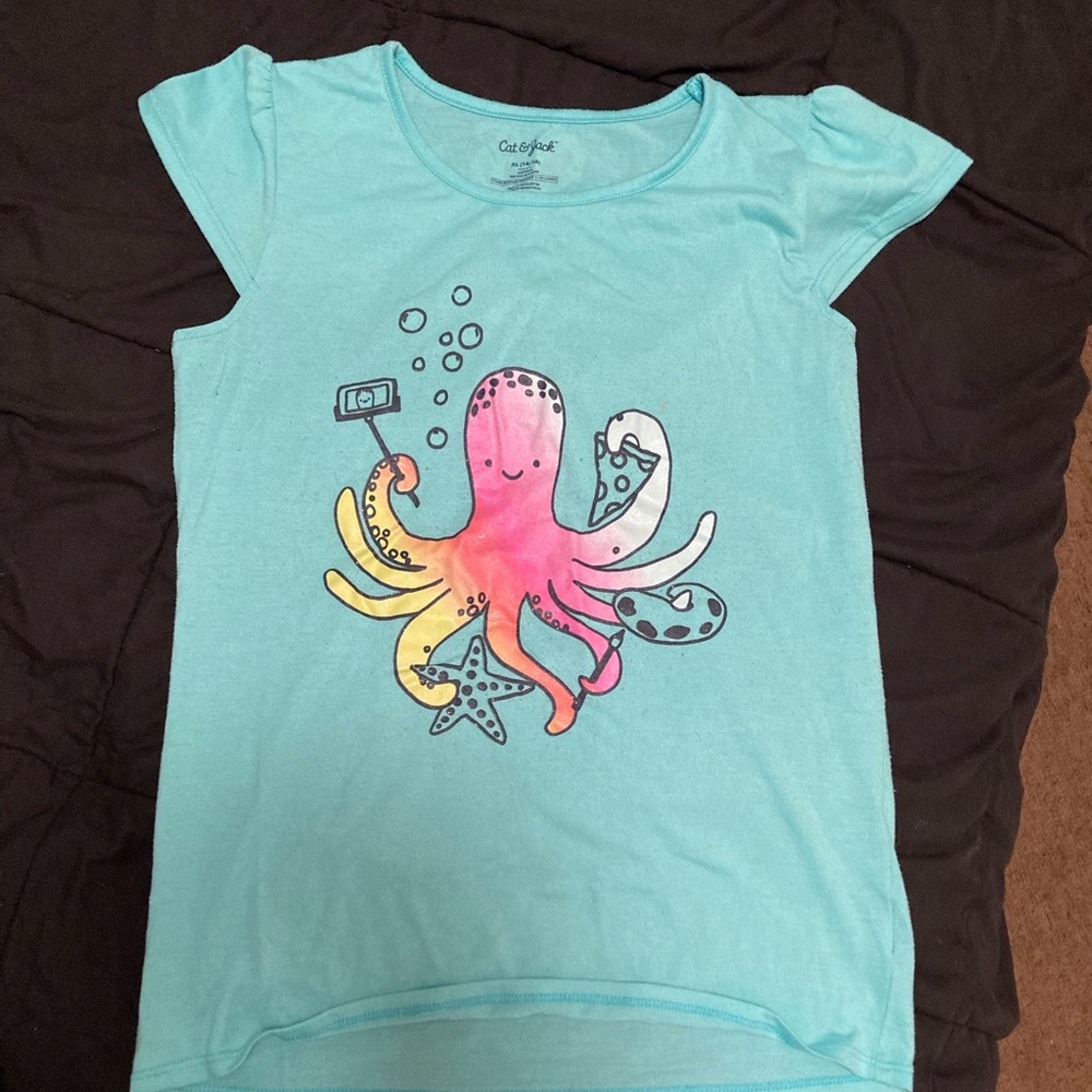 Cat & Jack T-shirt. Girls sz. 14-16